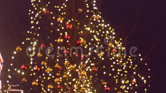 街上树上的圣诞灯和球布鲁尔视频的预览图