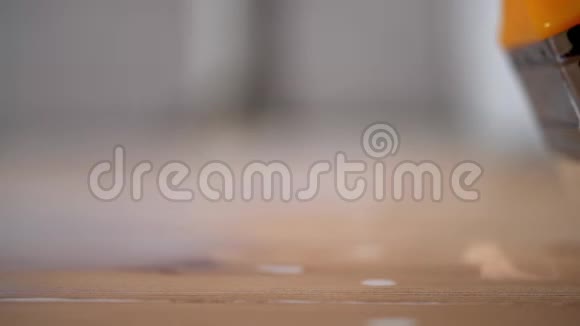 带刷子的女孩用白色油漆木板视频的预览图