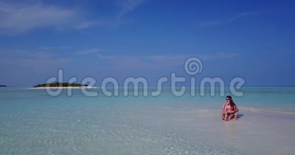v03970飞机飞行无人机马尔代夫白色沙滩2人年轻夫妇浪漫爱情阳光明媚视频的预览图