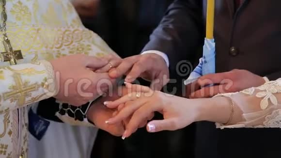 基督教教堂里年轻人的婚礼视频的预览图