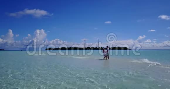 V03933飞机飞行无人机观马尔代夫白色沙滩2人年轻夫妇浪漫爱情阳光明媚视频的预览图