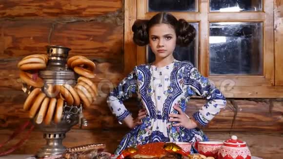 一幅美丽的小女孩的肖像两只手穿着传统的古装穿着古老的乡村木制服装露出情感的痕迹视频的预览图