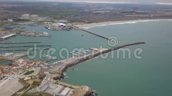 从葡萄牙皮尼基从上面看到港口和堡垒的美丽景色的空中镜头运动中的4K质量视频的预览图