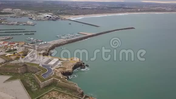 从葡萄牙皮尼基从上面看到港口和堡垒的美丽景色的空中镜头运动中的4K质量视频的预览图