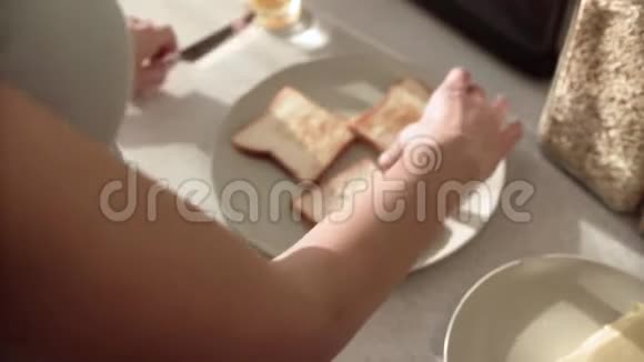 用黄油烤把黄油涂在面包上视频的预览图