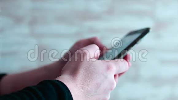 特写女性手握智能手机在触摸屏上输入文本库存录像4K视频的预览图