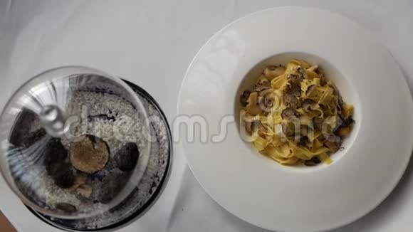 意大利餐馆的一种典型的秋菜松露意大利面视频的预览图