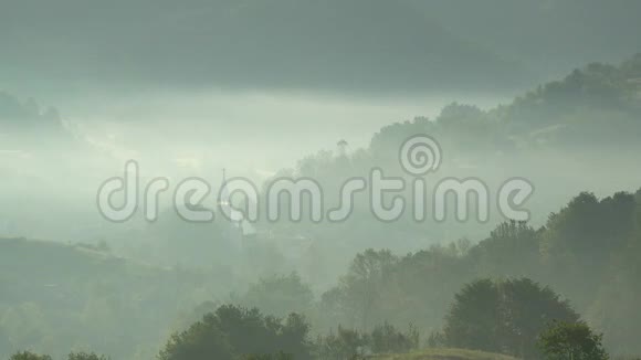 雾中的森林丘陵美丽的晨景新的一天的先生视频的预览图