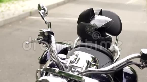 一辆摩托车和一个带猫耳朵的头盔视频的预览图