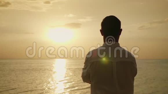 射孤独的人盼望着海面上的日落后景浪漫和海上度假4慢视频的预览图