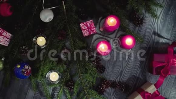 在黑暗的房间里放圣诞礼物和蜡烛视频的预览图