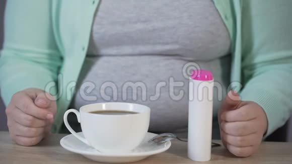肥胖女士用甜味剂代替糖放入茶中糖尿病视频的预览图