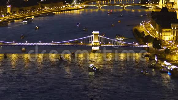 布达佩斯Szechenyi链桥夜景旅游景点视频的预览图