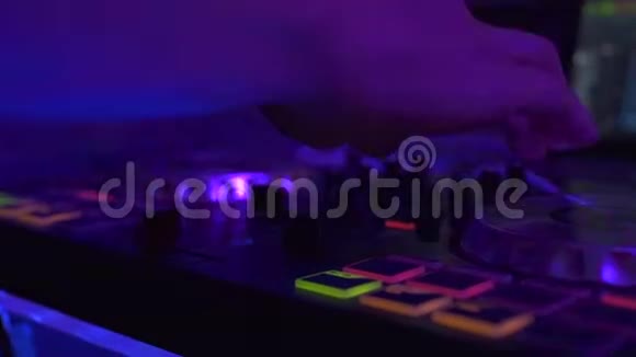 男性手盘骑师在混合控制台混合Techo音乐在迪斯科派对男子dj播放音乐视频的预览图