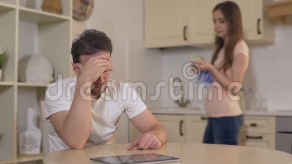 占有欲妻子在家与丈夫打架指控他作弊离婚视频的预览图