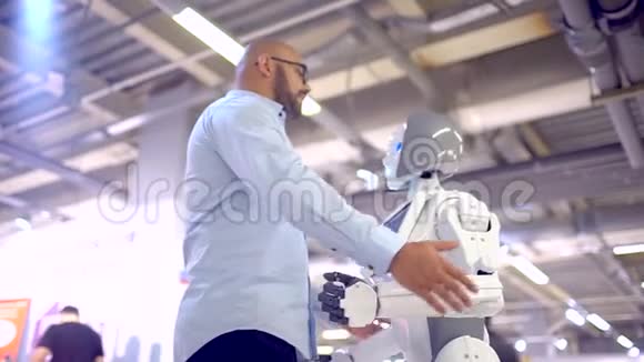 通信机器人和人类一个男人拥抱一个女人机器人现代机器人技术女性机器人和男性情感视频的预览图
