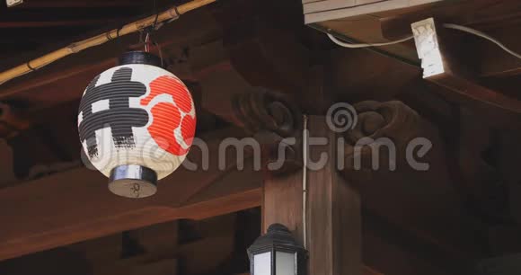 东京伊古萨神社的纸灯笼视频的预览图