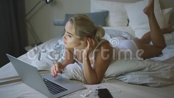 穿内衣的女人在笔记本电脑上打字视频的预览图