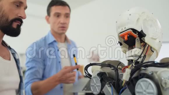 机器人正在修理中视频的预览图
