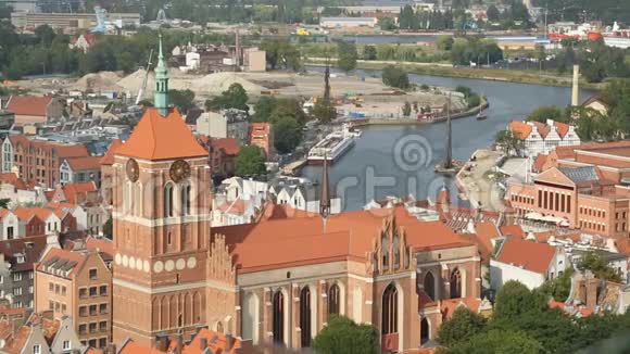 格但斯克空中城市景观中世纪圣约翰教堂哥特式建筑视频的预览图