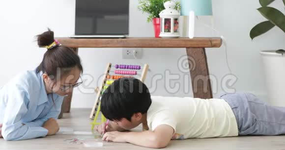 亚洲青少年男孩和他的妹妹一起在家做手工带着微笑的脸视频的预览图