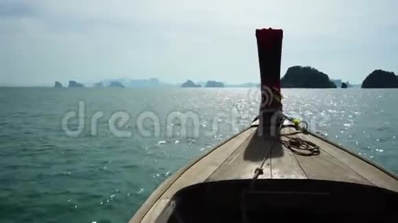 木制长尾船的正面景色视频的预览图