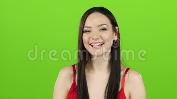 亚洲女孩很开心对她美丽的微笑大声笑绿色的尖叫视频的预览图