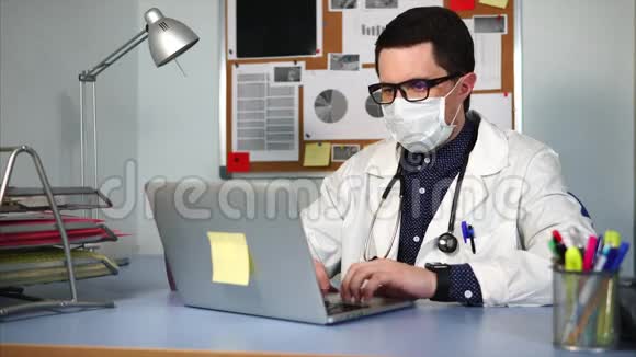 诊所的全科医生在笔记本电脑上填写病人病史视频的预览图