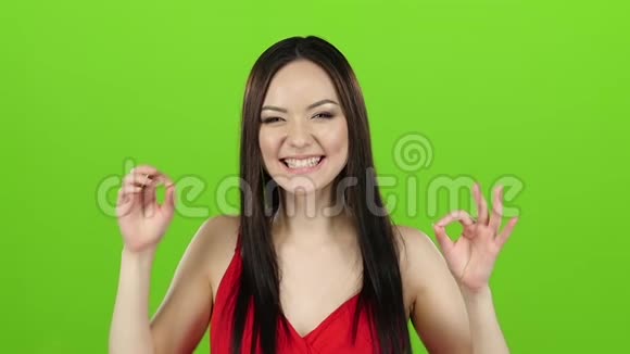 亚洲女孩外表有趣做不同的鬼脸绿色屏幕慢动作视频的预览图
