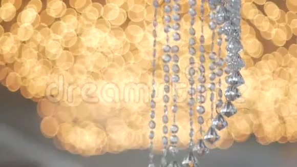 水晶支柱灯在暖光背景豪华室内设计视频的预览图