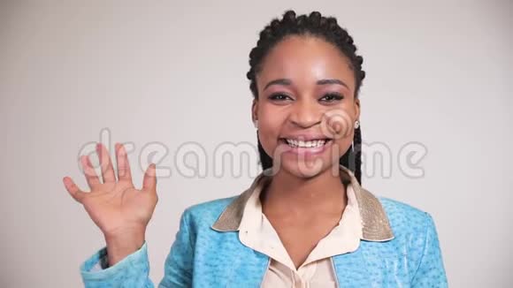 美国黑人妇女微笑着挥手问好视频的预览图