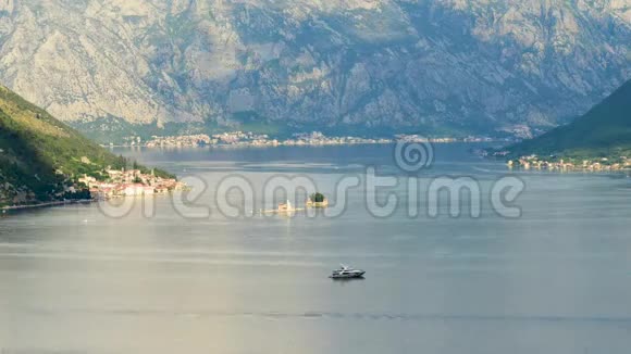 在佩拉斯镇附近的Kotor湾的岩石教堂和SvetiDjordje岛的圣母院视频的预览图