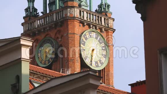 高丹斯克主市政厅塔的古老建筑和华丽时钟视频的预览图