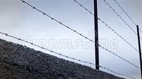 监狱围墙步行囚犯视频的预览图