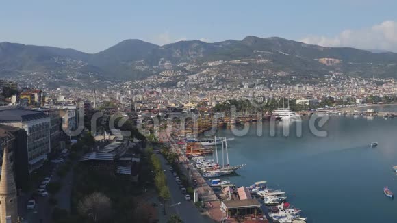 从阿拉尼亚半岛俯瞰阿拉尼亚港土耳其里维埃拉视频的预览图
