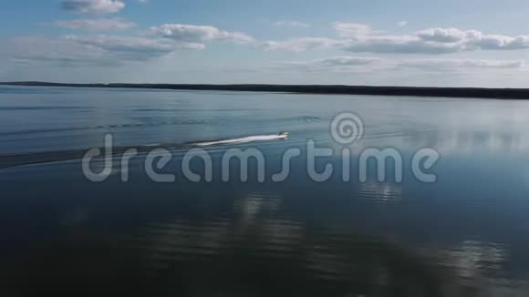 快艇迅速漂浮在水面上视频的预览图