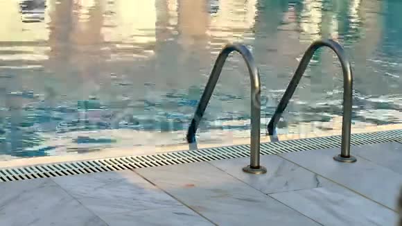 泳池的台阶视频的预览图