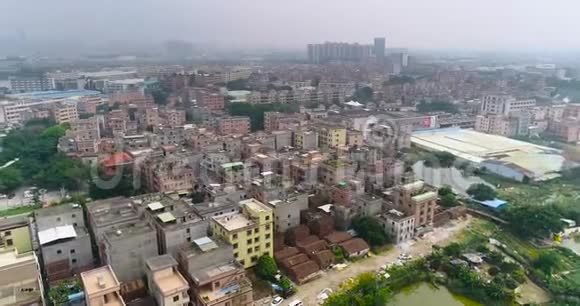 亚洲贫民窟附近的水库射击无人机从无人驾驶飞机看中国的贫困地区视频的预览图