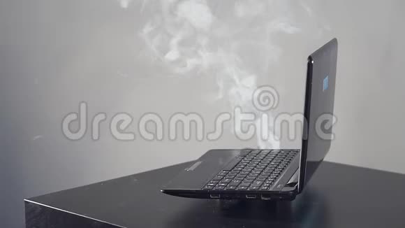 笔记本电脑坏了抽烟了商业概念视频的预览图