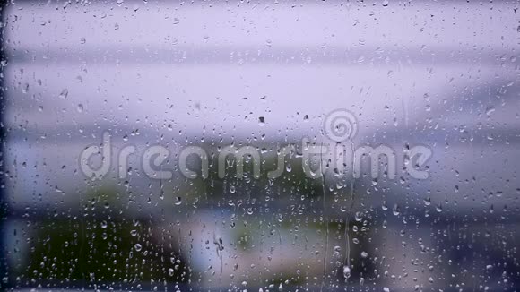 窗户上的雨滴背景模糊视频的预览图