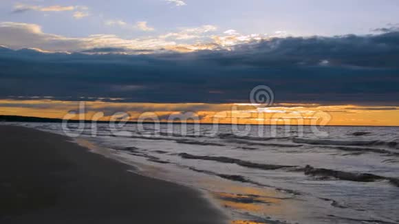 夕阳落在史诗般的雨云后面五彩缤纷生机勃勃的海洋黄昏视频的预览图