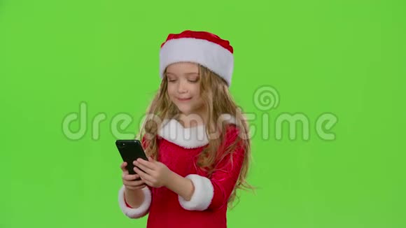 在智能手机上拍摄的拥抱中的小女孩绿色屏幕慢动作视频的预览图