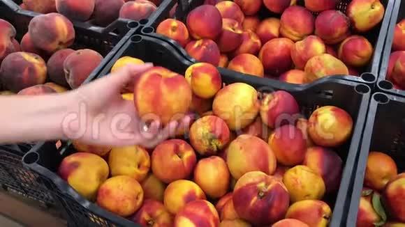 女人在超市里摘桃子视频的预览图