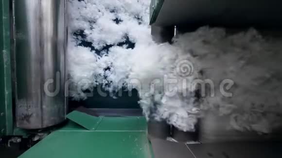 工厂输送机移动白色聚酯纤维视频的预览图