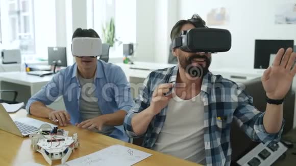 积极的工程师戴着虚拟现实眼镜视频的预览图