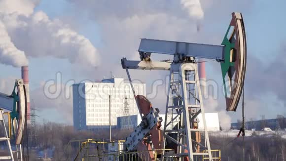 关闭用于原油开采的工作泵和石油化工厂管道排放视频的预览图
