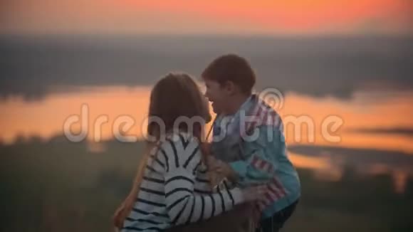 猩红的日落年轻的母亲和她的小儿子在户外玩耍家庭的爱视频的预览图