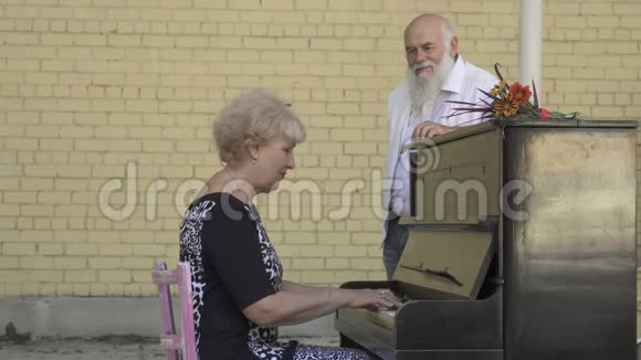 老人送妻子一份弹钢琴的礼物视频的预览图