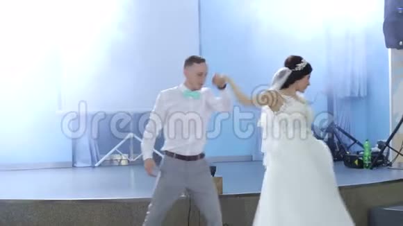 新婚快乐在餐厅跳第一支舞视频的预览图