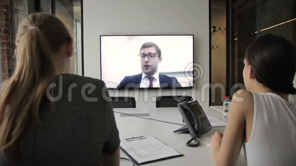 年轻员工在现代办公室的在线会议上视频的预览图